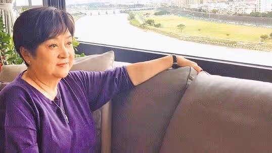 去年才因跌倒致腦出血,73歲著名影后香港休養,再被曝入院動手術