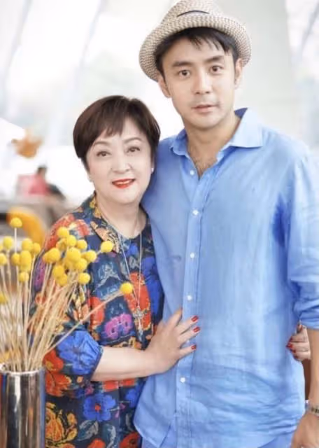 去年才因跌倒致腦出血,73歲著名影后香港休養,再被曝入院動手術