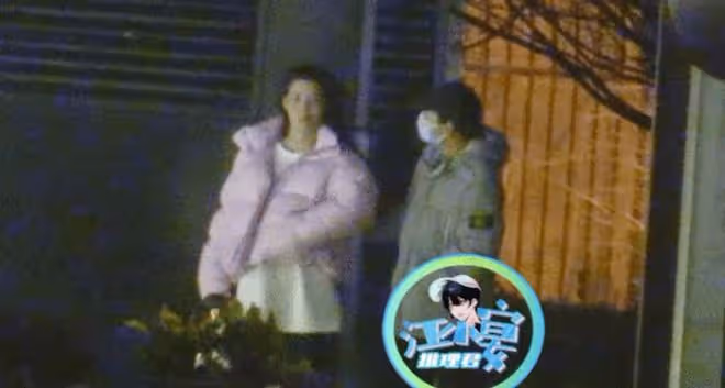 郭麒麟疑戀情曝光！與美女街頭甜蜜親吻，女方高顏值大長腿似明星
