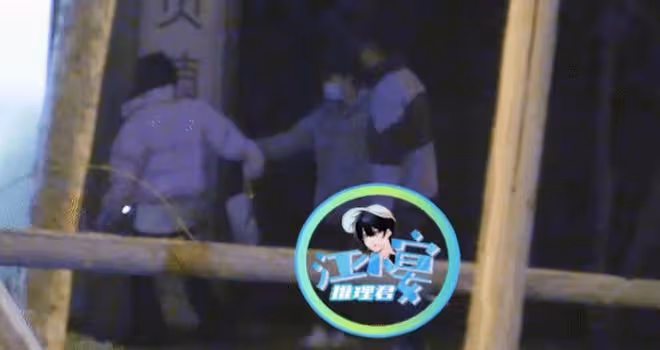 郭麒麟疑戀情曝光！與美女街頭甜蜜親吻，女方高顏值大長腿似明星