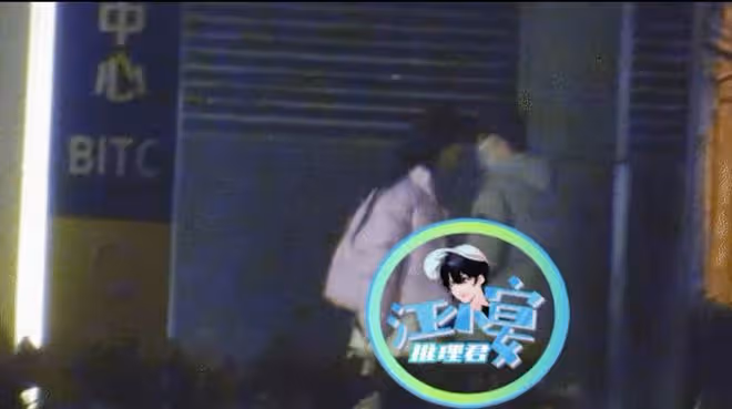 郭麒麟疑戀情曝光!與美女街頭甜蜜親吻,女方高顏值大長腿似明星
