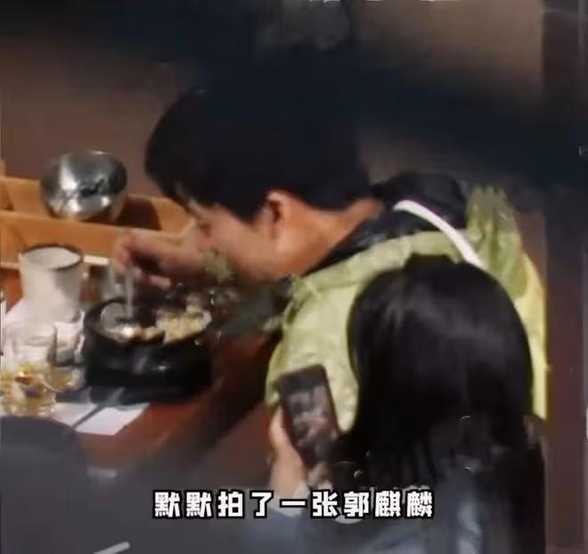 郭麒麟疑戀情曝光!與美女街頭甜蜜親吻,女方高顏值大長腿似明星