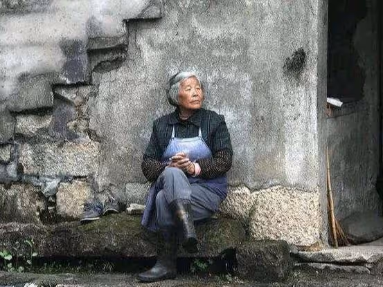 母親辛苦養大兒子,兒媳趁兒子出差攆走母親,如今兒子花百萬離婚