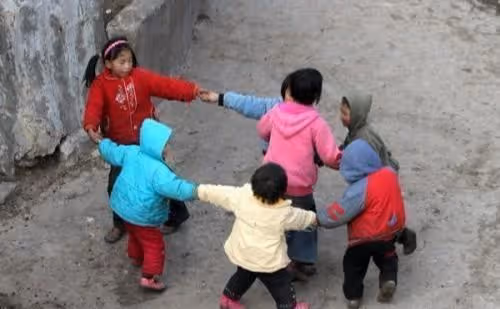 父親經常補貼女兒,被兒子埋怨,30年後母親上門,村人才恍然大悟