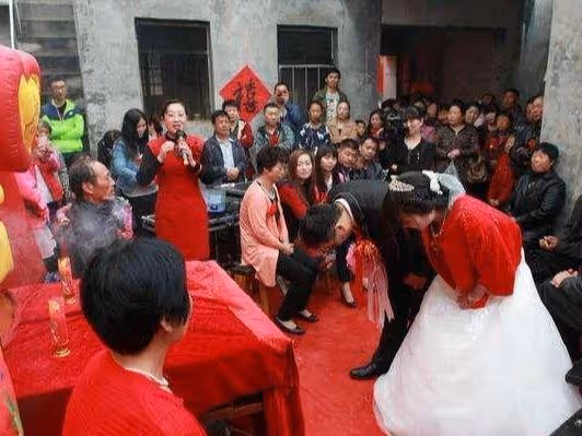 丈夫去世後我外出打工,母親幫我帶孩子,如今孩子們主動贍養外婆