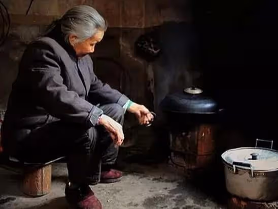 丈夫去世後我外出打工,母親幫我帶孩子,如今孩子們主動贍養外婆