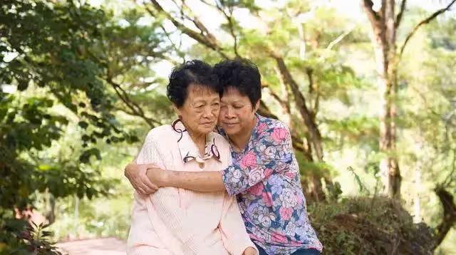 「新型啃老」正在上演,56歲大媽哭訴:陪伴式啃老是我晚年的噩夢