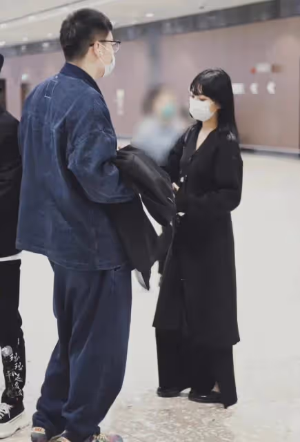 德雲社王九龍遭指控塌房！私下和女星大秀恩愛，收粉絲禮物送女方
