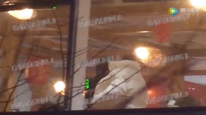 德雲社張九南出軌被拍!熊抱年輕美女將其裹進外套,兩人如膠似漆