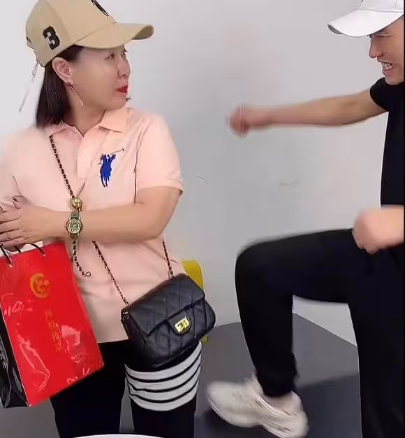 初代「趙四」被曝要離婚,當場打架用腳踢老婆,後者狂購物惹爭執