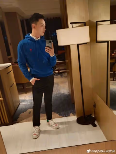 是真是假?愛國港星梁競徽被曝酒店扮大牌,斥工作人員不認識自己