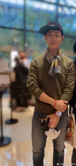 是真是假?愛國港星梁競徽被曝酒店扮大牌,斥工作人員不認識自己