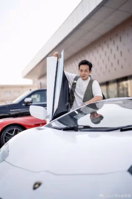 是真是假?愛國港星梁競徽被曝酒店扮大牌,斥工作人員不認識自己