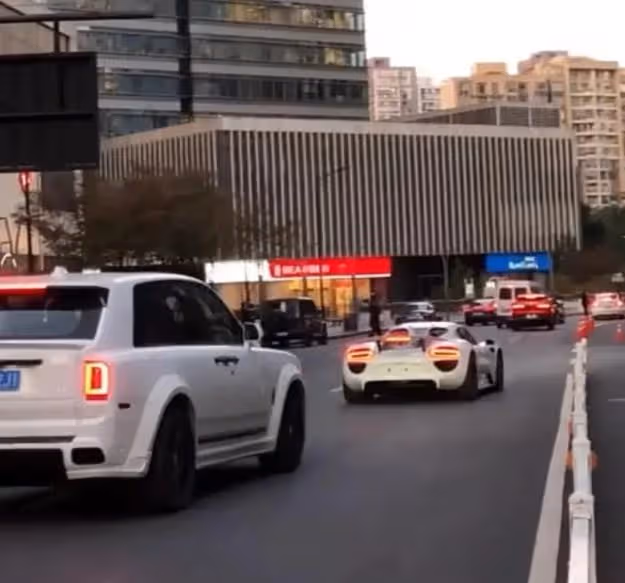 網紅小伊伊出行，一輛車就超過2000萬