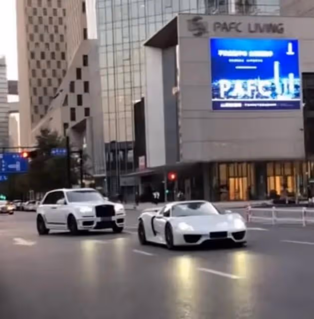 網紅小伊伊出行，一輛車就超過2000萬
