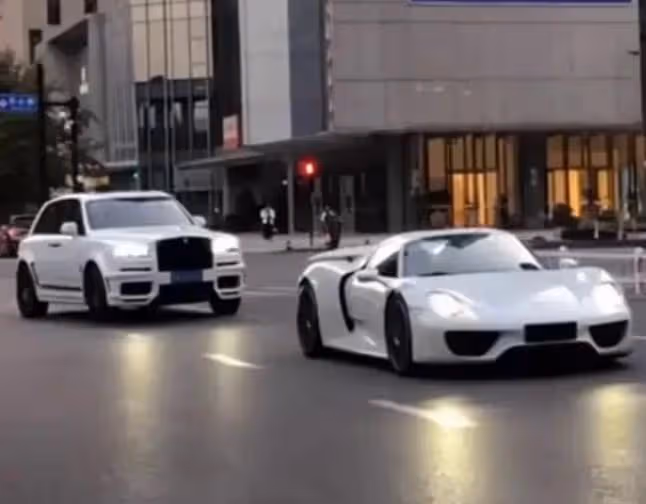 網紅小伊伊出行，一輛車就超過2000萬