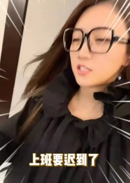 網紅小伊伊出行，一輛車就超過2000萬