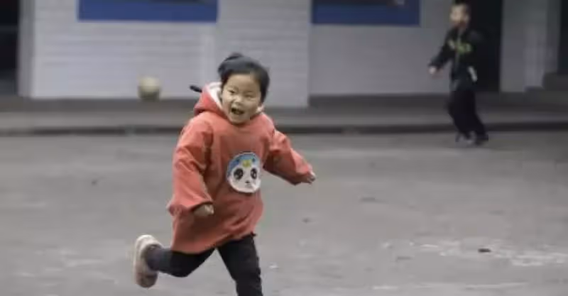 老母親走訪三個女兒，三次心酸落淚，臨終前女兒們後悔
