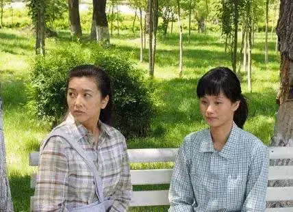 老母親走訪三個女兒,三次心酸落淚,臨終前女兒們後悔