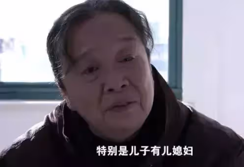 老母親走訪三個女兒,三次心酸落淚,臨終前女兒們後悔