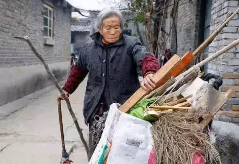 老母親走訪三個女兒,三次心酸落淚,臨終前女兒們後悔