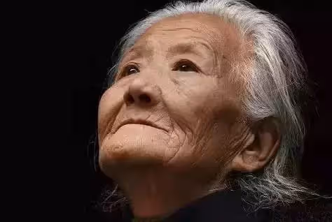 老母親走訪三個女兒,三次心酸落淚,臨終前女兒們後悔