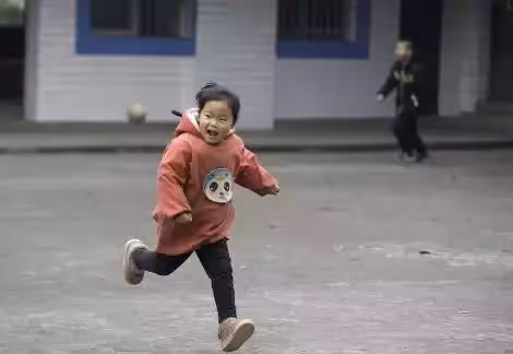 老母親走訪三個女兒,三次心酸落淚,臨終前女兒們後悔