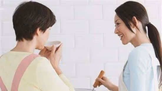 媳婦去看婆婆,婆婆只給她吃饅頭鹹菜,老公附耳說話,蒙