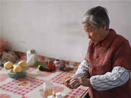 母親做保姆掙錢補貼兒子,女兒蓋房給5萬,倆兒子不養老,她淚崩