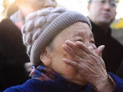 母親做保姆掙錢補貼兒子,女兒蓋房給5萬,倆兒子不養老,她淚崩