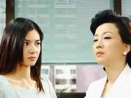 小姑開別人新車回家炫耀,俺和老公去捧場,車外站著個人,蒙住了