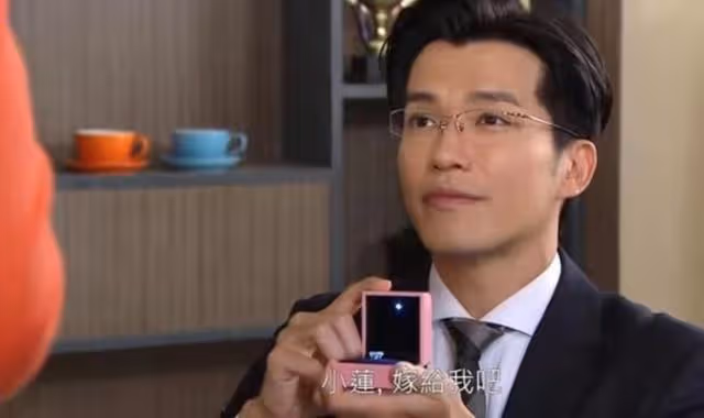 喜事！TVB《愛回家》蓮輝CP經歷風雨終於訂婚，求婚地在初戀Cafe