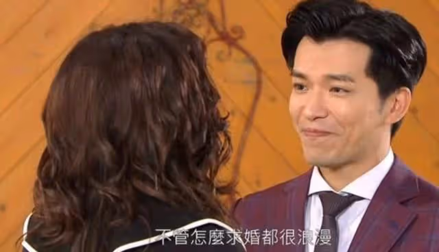 喜事！TVB《愛回家》蓮輝CP經歷風雨終於訂婚，求婚地在初戀Cafe