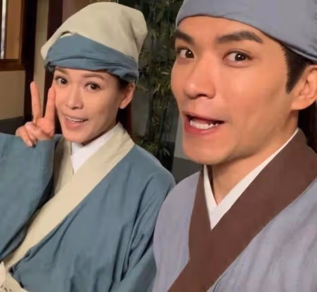 喜事！TVB《愛回家》蓮輝CP經歷風雨終於訂婚，求婚地在初戀Cafe
