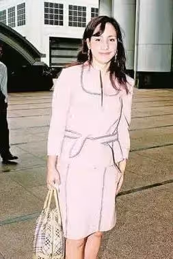 最低調貴婦!平凡女孩熱戀後「才知男方是李嘉誠兒」 嫁入豪門不奢侈「為李家改名生4子」堪稱清流