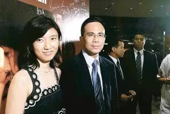最低調貴婦!平凡女孩熱戀後「才知男方是李嘉誠兒」 嫁入豪門不奢侈「為李家改名生4子」堪稱清流