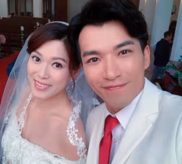 喜事！TVB《愛回家》蓮輝CP經歷風雨終於訂婚，求婚地在初戀Cafe