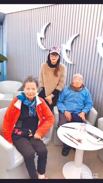 滿足爸爸願望!蔡秋鳳難忘過去「帶95歲老父出國」一年至少3次 「我的世界只有家人」54歲單身不強求