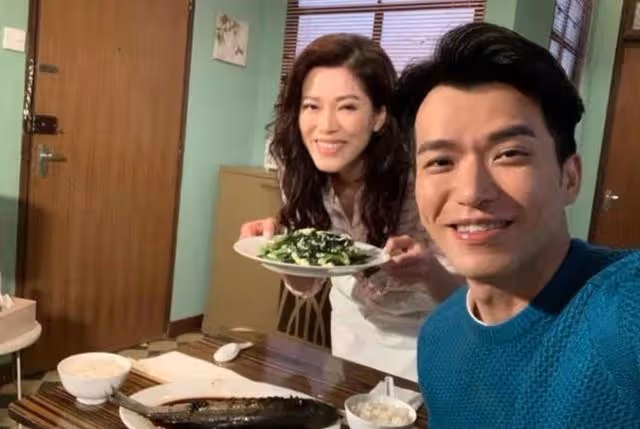 喜事！TVB《愛回家》蓮輝CP經歷風雨終於訂婚，求婚地在初戀Cafe