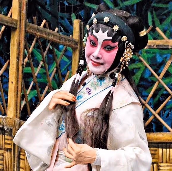 暴瘦30磅！80歲香港粵劇名伶被曝左膝感染罕見惡菌，醫生束手無策