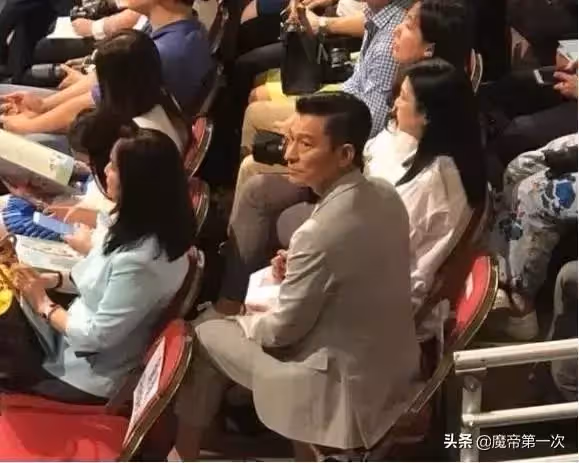 劉德華現身女兒畢業典禮,身穿灰色西服耀眼全場,低調坐大眾區