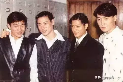 劉德華現身女兒畢業典禮,身穿灰色西服耀眼全場,低調坐大眾區