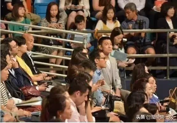 劉德華現身女兒畢業典禮,身穿灰色西服耀眼全場,低調坐大眾區