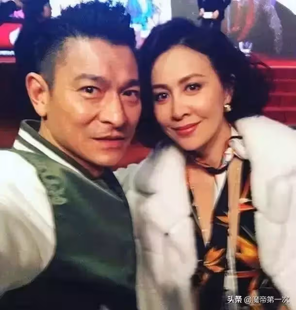 劉德華現身女兒畢業典禮,身穿灰色西服耀眼全場,低調坐大眾區