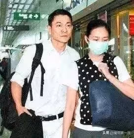 劉德華現身女兒畢業典禮,身穿灰色西服耀眼全場,低調坐大眾區
