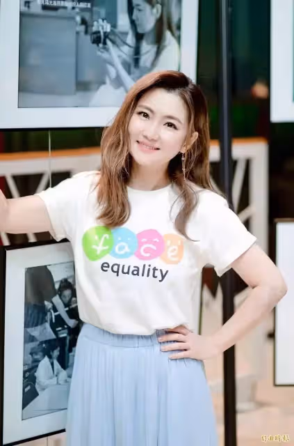 Selina認新戀情!離婚5年「緊挽眼鏡男撒嬌」:春天終於來了❤️ 霸氣「帶給前夫阿中認識」他對新歡讚不絕口