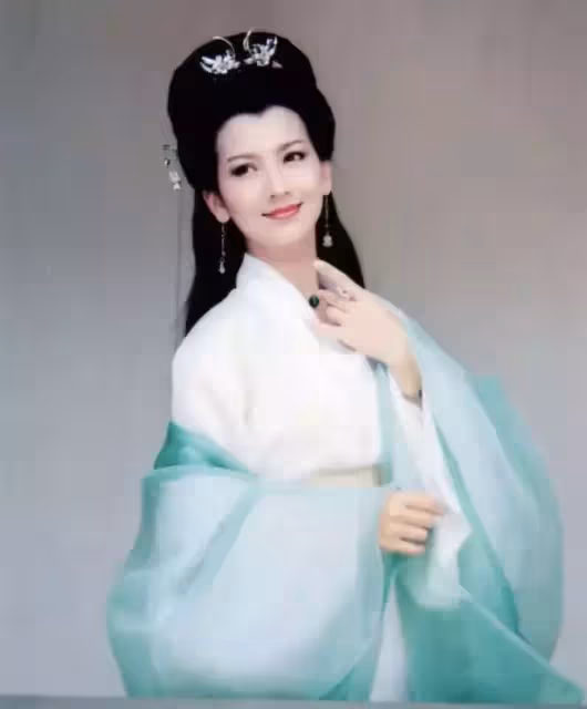 逆齡生長!66歲白娘子「與帥兒同框照宛若姐弟」 別墅前自拍「豪宅價值曝光」網:幸福的女人不會老