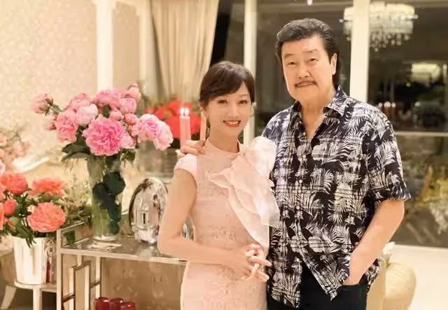 逆齡生長!66歲白娘子「與帥兒同框照宛若姐弟」 別墅前自拍「豪宅價值曝光」網:幸福的女人不會老