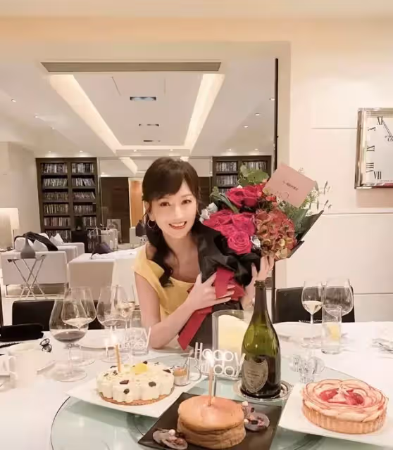 逆齡生長!66歲白娘子「與帥兒同框照宛若姐弟」 別墅前自拍「豪宅價值曝光」網:幸福的女人不會老