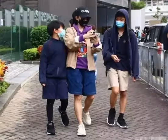 兩兄弟暴風長大!張柏芝「14歲大兒子留長卷髮」側臉超像老爸 「母子三人同框」細節藏滿滿母愛